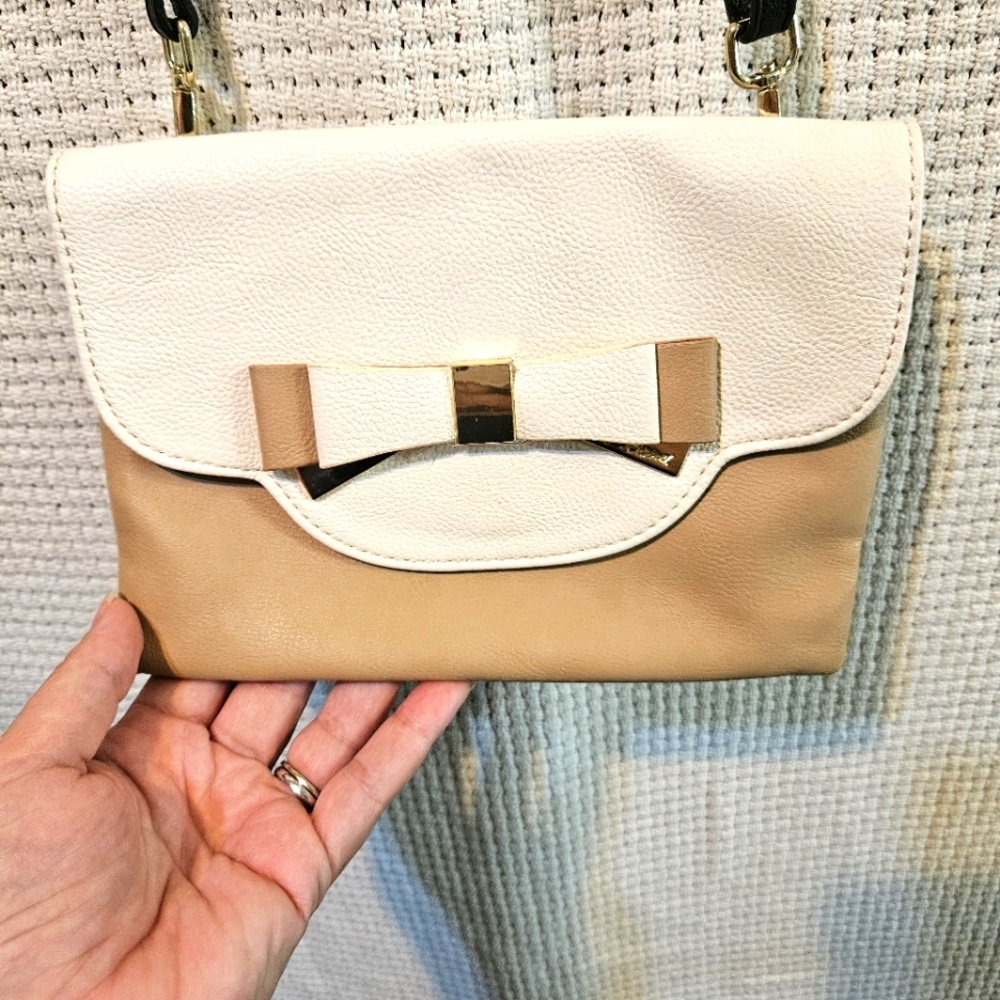 NWOT Betsey Johnson Cream and Tan Bow Accent Crossbody Purse